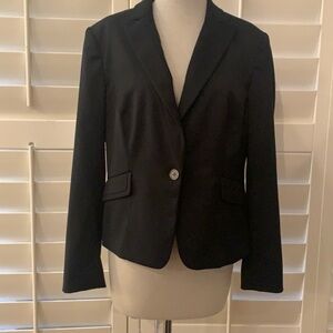 Black single breasted blazer. Black single button.